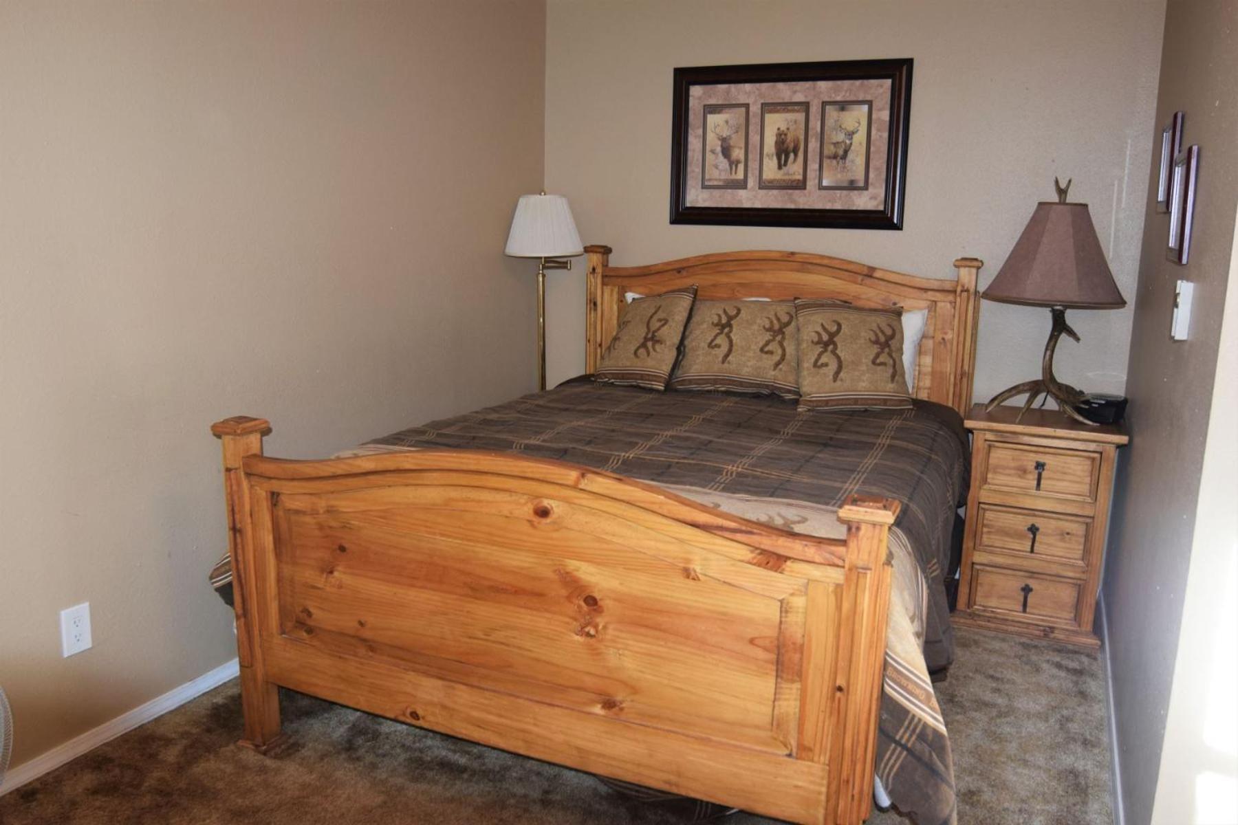 Claim Jumper Townhouse 16 - On The River - Across From The Fishing Ponds - In Town - Near The Ski Area - Fireplace - Wifi - Sate Red River Exterior photo