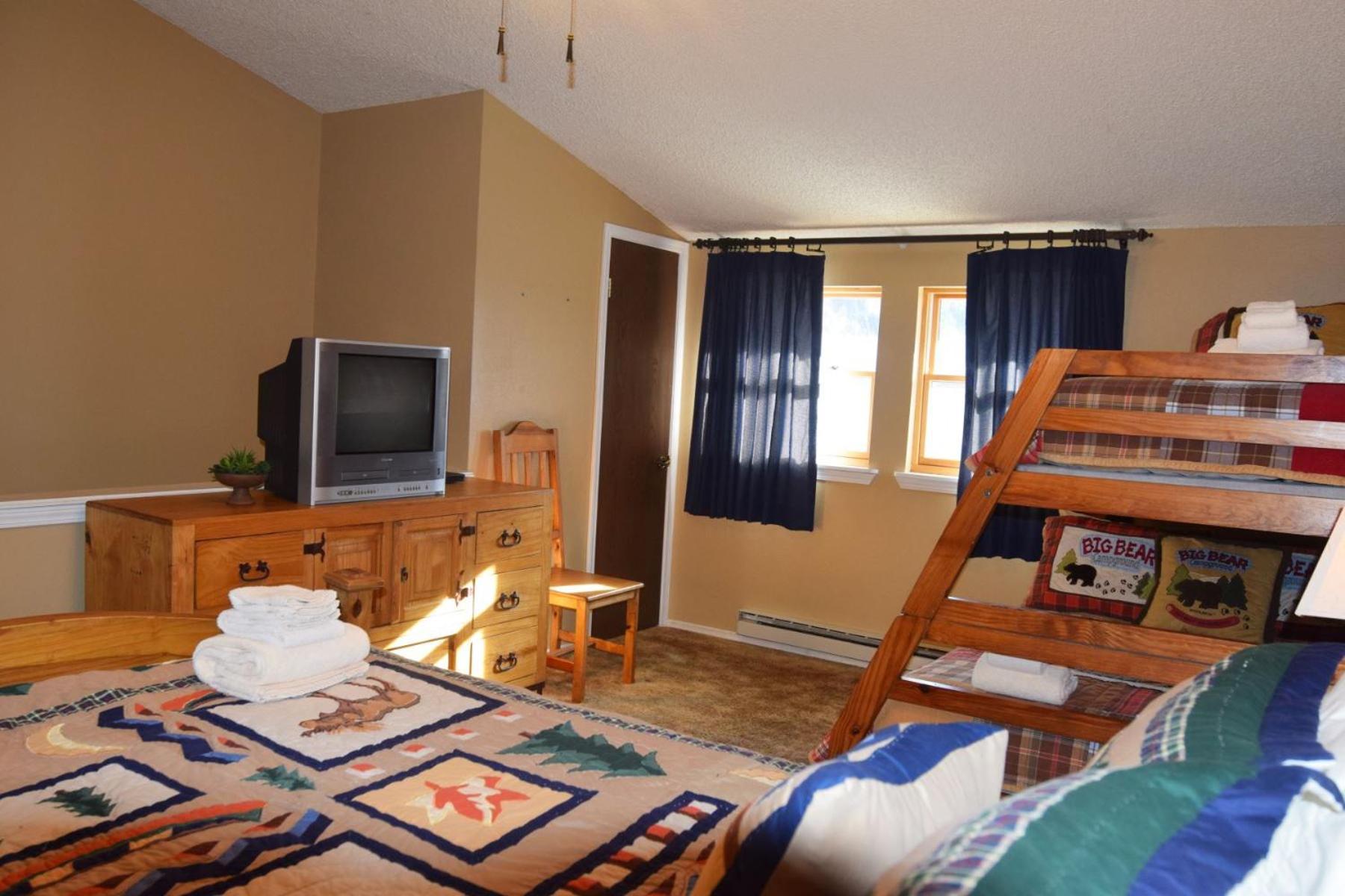 Claim Jumper Townhouse 16 - On The River - Across From The Fishing Ponds - In Town - Near The Ski Area - Fireplace - Wifi - Sate Red River Exterior photo