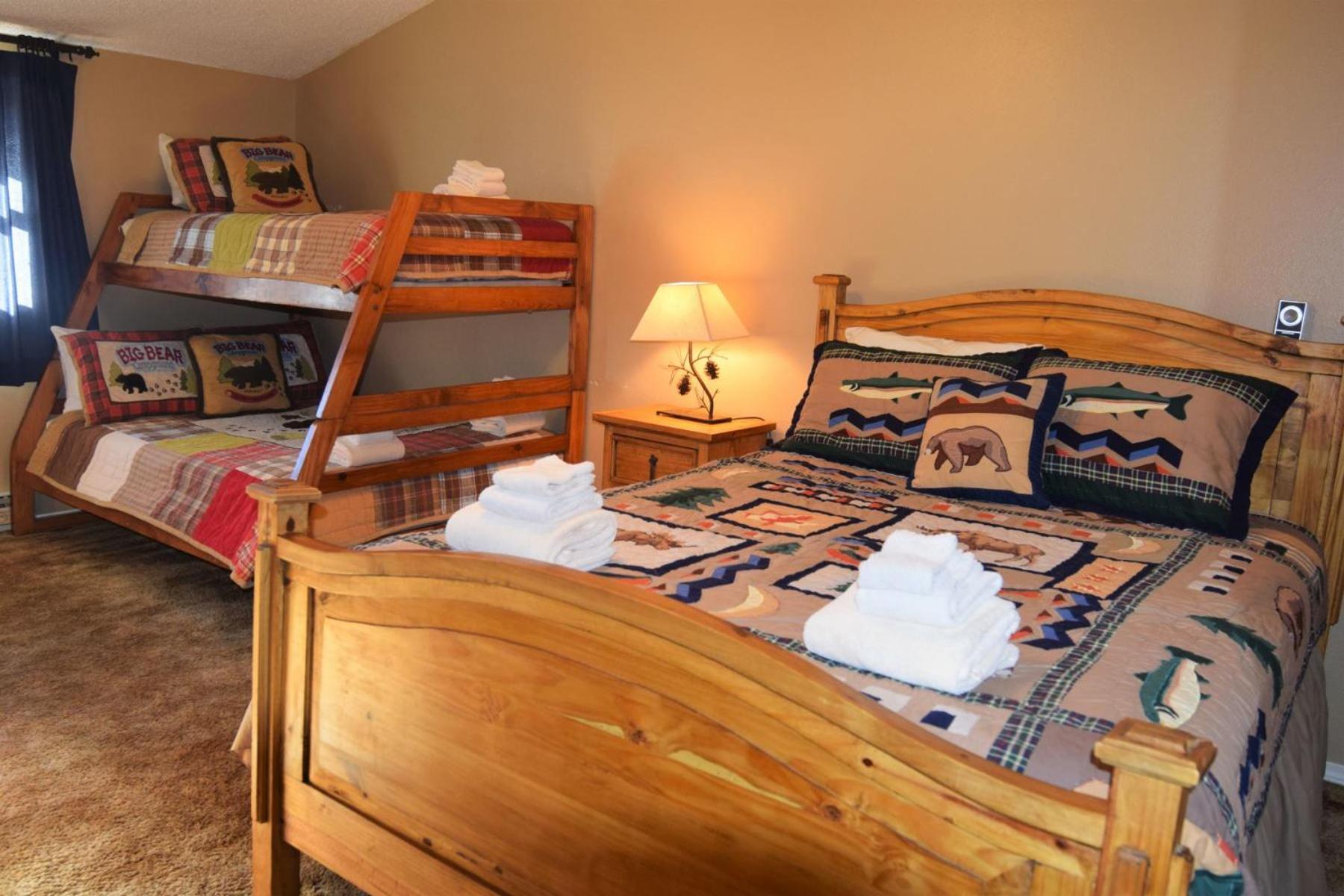 Claim Jumper Townhouse 16 - On The River - Across From The Fishing Ponds - In Town - Near The Ski Area - Fireplace - Wifi - Sate Red River Exterior photo